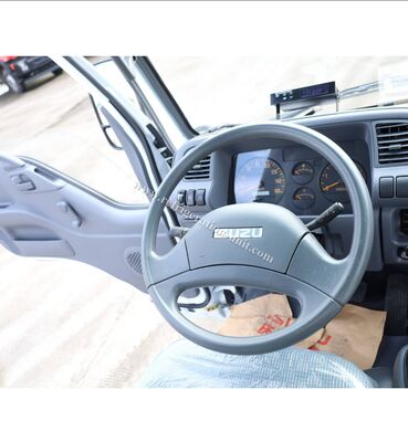 イスズウ100p 日本ブランド トラック 4.1m長冷蔵庫と冷蔵庫 RV380V 4X2 ミニ 3tons 2 Ton 冷蔵庫 冷蔵トラック